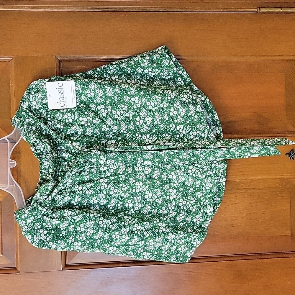 Flowy shorts size S green with white flowers and belt